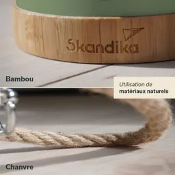 Grüner Behälter auf einer Bambusunterlage mit eingraviertem Schriftzug. Darunter ein Naturfaserseil.