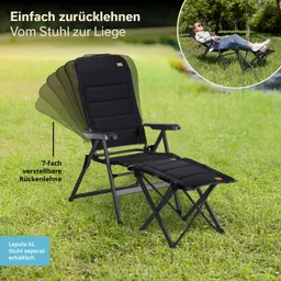 Schwarzer Klappstuhl mit 7-fach verstellbarer Rückenlehne auf grünem Rasen. Im Hintergrund Bäume und ein Teich.