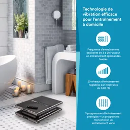 Vibrationsplatte in einem modernen Badezimmer mit Badewanne, Handtüchern, Kerzen und einem Spiegel.