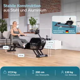 Rudergerät in einem modernen Raum mit Holzfußboden. Person sitzt auf dem Gerät. Technische Maße und Hinweise sind sichtbar.