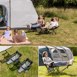 Personen sitzen und liegen auf einer Wiese neben einem Zelt. Ein Picknickteppich und Klappstühle sind sichtbar.