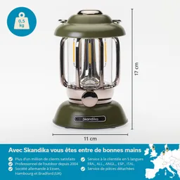 Grüne Laterne mit transparentem Glas und goldfarbenen LEDs. Maße: 17 cm hoch, 11 cm breit. Gewicht: 0,5 kg.