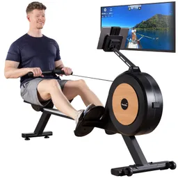 Rudergerät mit sitzender Person, die einen Rudergriff hält. Im Hintergrund ein Bildschirm mit einer Wasserszene.