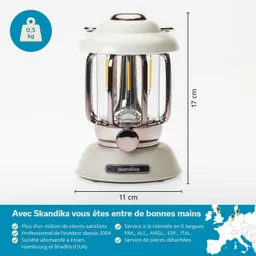 Eine sehr helle, tragbare Lampe mit transparentem Glas und einem weißen Körper. Oben ist ein Metallgriff. Maße: 17 cm hoch, 11 cm breit.