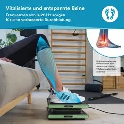 Schwarze Sporthose, weiße Sneakers, Fuß auf einem schwarzen und grünen Gerät. Linien visualisieren Vibrationen. Hintergrund: Fitnessraum.