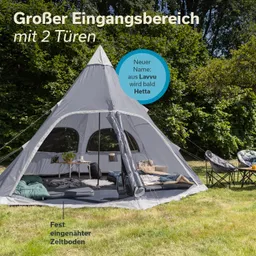 Graues Zelt mit zwei Eingängen, umgeben von Bäumen. Innen ist ein Tisch und einige Decken zu sehen.