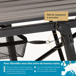 Detailaufnahme eines Klapptischs mit einem Netz zur Aufbewahrung und einem Befestigungshaken. Sichtbare Metallrahmen und Textilien.