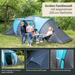 Großes Familienzelt in der Natur. Personen stehen und sitzen um einen Tisch, grünes Gras und Bäume im Hintergrund.