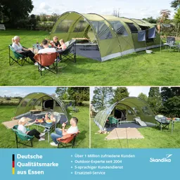Familie sitzt in Campingstühlen vor einem großen Zelt auf Wiese. Im Hintergrund Bäume und ein Sitzplatz. Food und Getränke auf dem Tisch.