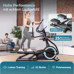 Ellipsentrainer mit einer Person im Fitnessoutfit, die trainiert. Im Hintergrund sitzt eine weitere Person auf einem Sofa und nutzt einen Laptop.
