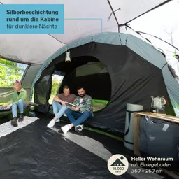Zelt mit silberner Innenbeschichtung. Drei Personen sitzen auf dem Boden, lesen und entspannen. Natürliche Umgebung mit grünen Bäumen.