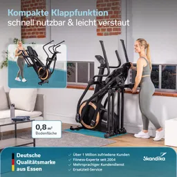 Ein Fitnessgerät mit Klappfunktion steht in einem Raum. Eine Person hebt es an, während das Sofa und ein Tisch sichtbar sind.