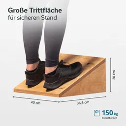 Holzplattform mit schräger Trittfläche. Maße: 40 cm Breite, 20 cm Höhe. Schuhgröße ist sichtbar. Max. Belastbarkeit: 150 kg.