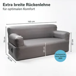 Grauer Sofa mit extra breiter Rückenlehne und Armlehnen. Maße: 165 cm (Länge), 78 cm (Tiefe), 57 cm (Höhe).