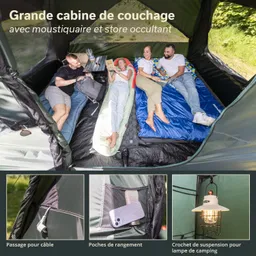 Innenseite eines großen Zeltbereichs mit mehreren Schlafmatten, Tischelement und dekorativer Campinglampe.