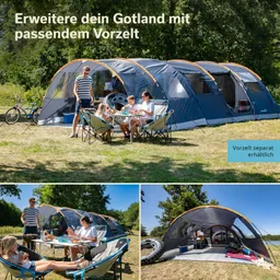 Gruppenszene im Freien mit einem großen Zelt, zwei Tischen, Stühlen und Fahrrädern, umgeben von Bäumen.