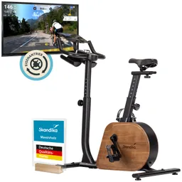 Stationäres Fahrrad mit Holzornament, Bildschirm mit Rennstrecke und Anzeige, Markenaufsteller „Skandika“ im Vordergrund.