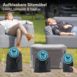 Aufblasbare Sitzmöbel in Grau auf einer Wiese. Zwei Personen entspannen bequem, umgeben von weiteren Möbelstücken. Gewichte und Maße der Möbel sind angegeben.