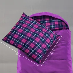 Lila Schlafsack mit kariertem Kissen in Blau-Pink. Maßangaben: Kissen 45 cm, Schlafsack 40 cm.