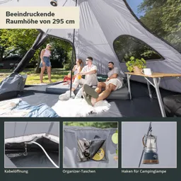 Großes, graues Zelt mit hohen Wänden. Drei Personen sitzen entspannt auf Matten, eine Person steht. Es gibt eine Tischfläche, Pflanzen und Organizer-Taschen.