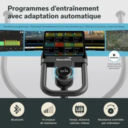 Fitnessgerät mit Bildschirm, das Trainingsprogramme mit automatischer Anpassung zeigt. Daten zu Widerstand, Zeit und Leistung sichtbar.