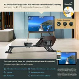 Rudergerät aus Holz mit digitalen Displays, vor einem großen Bildschirm in einem modernen Raum. Informationen über Trainingsangebote.