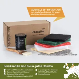 Gussputzmittel und Putzutensilien in einer Box. Enthält Bürste, Reinigungsschwämme und ein Pflegeprodukt.