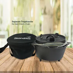 Schwarze Tr Tasche mit Aufschrift "Skandika" links und ein gusseiserner Dutch Oven mit einem Deckel rechts auf Holzuntergrund.
