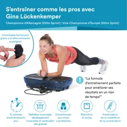 Eine Person in Sportkleidung macht einen Plank auf einem blauen Trainingsgerät. Sie hält eine Fernbedienung in der Hand.