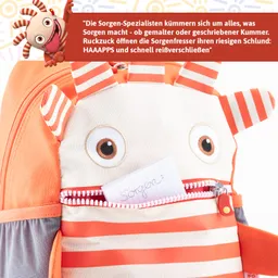 Rucksack in Orange und Beige mit Tiermotiv. Offene Tasche zeigt einen Zettel mit der Aufschrift „Sorgen“.
