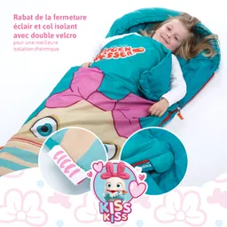 Schlafsack in bunten Farben mit einem lächelnden Tiermotiv und Kind, das darin liegt. Textinformationen sind abgebildet.
