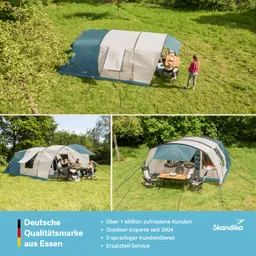 Zelt auf einer grünen Wiese, umgeben von Bäumen. Mehrere Personen sitzen an einem Tisch vor dem Zelt.