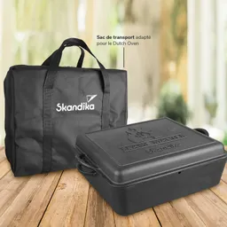 Schwarze Tragetasche mit Logo „Skandika“ und ein schwarzer Dutch Oven auf einem Holzuntergrund.