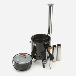 Der Grill ist schwarz mit einem Kamin und mehreren Zubehörteilen. Es gibt einen Topf mit Deckel, eine Grillfläche, Zangen und zwei Metallrohre.