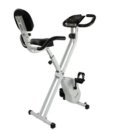 Klappbares Ergometer mit gepolstertem Sitz und Rückenlehne, Steuerungseinheit am Lenker, weißes Gestell, Fußpedalen.