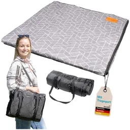 Wickeldecke mit geometrischem Muster, zusammengefaltet und als Tasche verwendet. Person lächelt und trägt die Tasche.