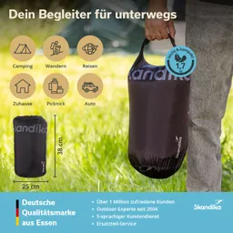 schwarzer, kompakter Sack mit dem Logo "Skandika", gehalten von einer Person. Im Hintergrund Gras und ein Zelt. Icons für Aktivitäten wie Camping und Wandern.