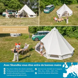 Zelt aus weißem Gewebe auf einer grünen Wiese, umgeben von Bäumen. Menschen sitzen an einem Tisch, ein Auto steht daneben.