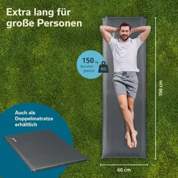 Eine lange, graue Schlafmatte auf grünem Rasen mit einer liegenden Person. Maße der Matte: 196 cm x 60 cm.