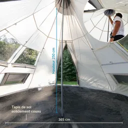 Innensicht eines Zeltes mit einer Höhe von 250 cm und einem Durchmesser von 365 cm. Sichtbare Stützstange und Bodenbelag.