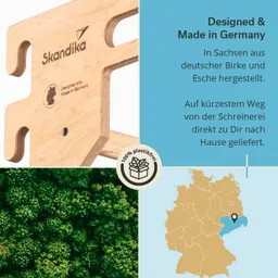 Holzbrett mit Logo „Skandika“, Text über Herstellung in Deutschland, Bäume, Karte von Deutschland und fünfgrünes Waldbild.