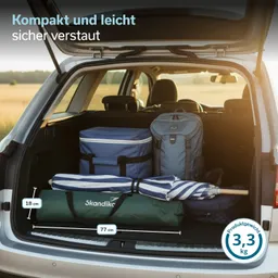 Kofferraum eines Autos mit einem blauen Kühlbox, einem Rucksack und einem grünen, gestreiften Sonnenschirm.