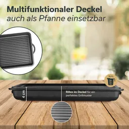 Multifunktionaler Deckel aus schwarzem Material mit Rillen für Grillmuster, auf einem holzähnlichen Untergrund platziert.
