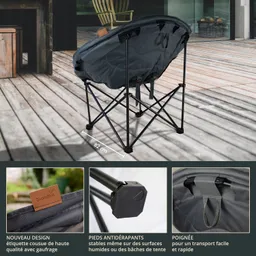 Klassischer Outdoor-Stuhl, rund und faltbar, mit schwarzem Gestell und grau gepolstertem Sitz. Holzdeck und Gartenstühle im Hintergrund.