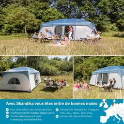 Zelt im Freien mit mehreren Personen, die auf Stühlen sitzen, umgeben von Gras und Bäumen. Ein weiteres Zelt im Hintergrund.