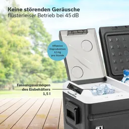 Eisbehälter mit klarem Deckel, gefüllt mit Eiswürfeln und Flaschen, auf einer Holzoberfläche im Freien.