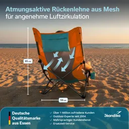 Klappstuhl mit atmungsaktiver Rückenlehne aus Mesh, am Strand mit Meer im Hintergrund. Maße: 85 cm hoch, 59 cm breit.