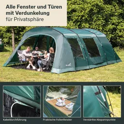 Ein grünes Zelt mit Fenstern steht auf einer Wiese, umgeben von Bäumen. Darin sitzen vier Personen an einem Tisch. Unter dem Zelt sind zwei Detailbilder, die Kabeldurchführungen und Folienfenster zeigen.