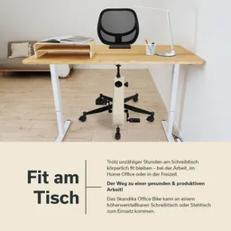 Holztisch mit höhenverstellbarem Stuhl und Büromaterial. Im Hintergrund eine Couch und eine Lampe. Schriftzug zu Gesundheit am Arbeitsplatz.