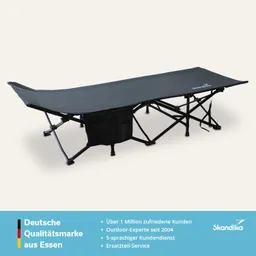 Faltliege in Schwarz mit einem seitlichen Stauraum, auf hellem Hintergrund platziert.